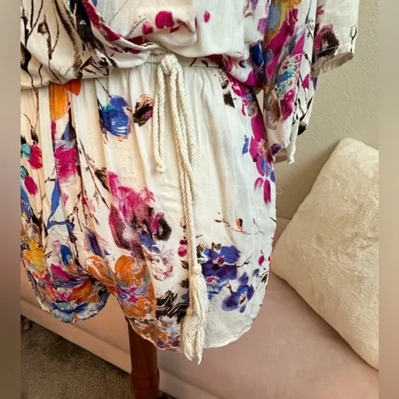 Umgee vibrant floral shorts romper 3/4 bell sleeve Tie belt Wrap front snap Sz M - Picture 6 of 8